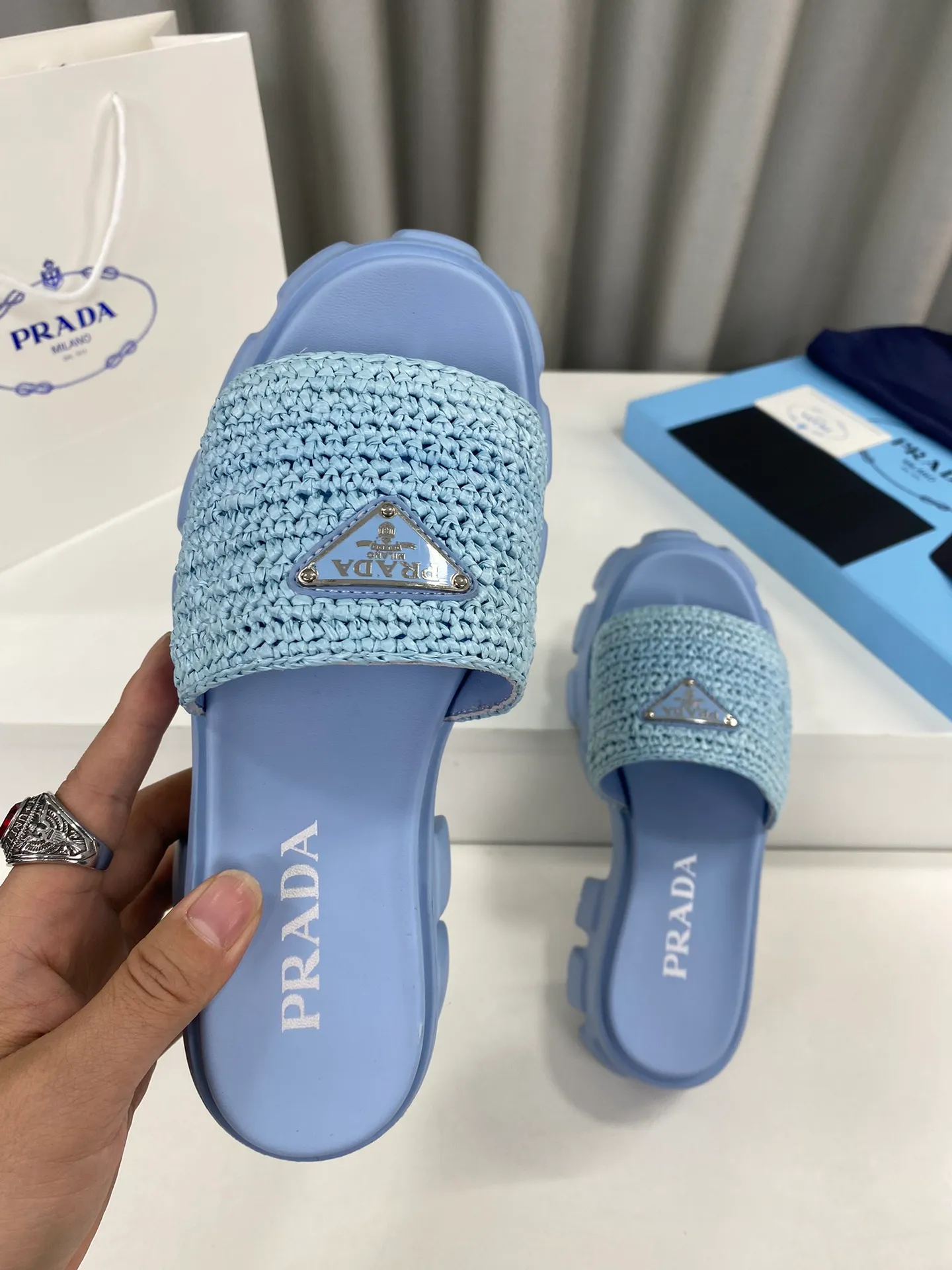 💕💕Factory direct selling price p460💕💕 Prada's latest tooth-woven thick-soled triangle buckle slippers☑️ Latest environmentally friendly PP material, fully handmade crochet, just like knitting sweaters, slow work and meticulous work, retro fashionable thick-soled shoes, with rubber uppers, making the whole pair of shoes light and comfortable. Bright colors, a variety of choices to meet the needs of fashionable people with different styles! The iconic metal triangle logo is paired with the shape of ancient beach slippers. Every design element is fashionable! Size: Women's 35-39 (34, 40, custom-made, non-returnable) Full set of counter original packaging